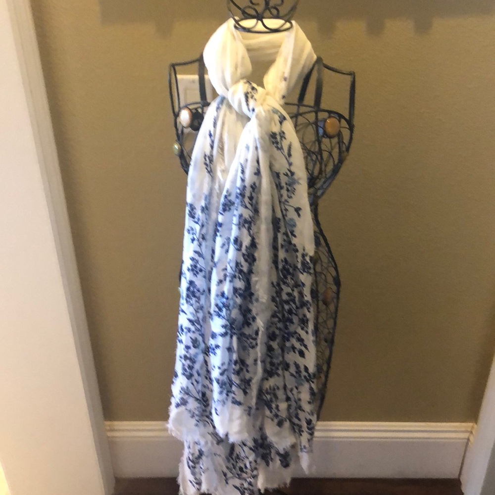 NWOT Women’s Sz OS Scarf Beautiful and Soft